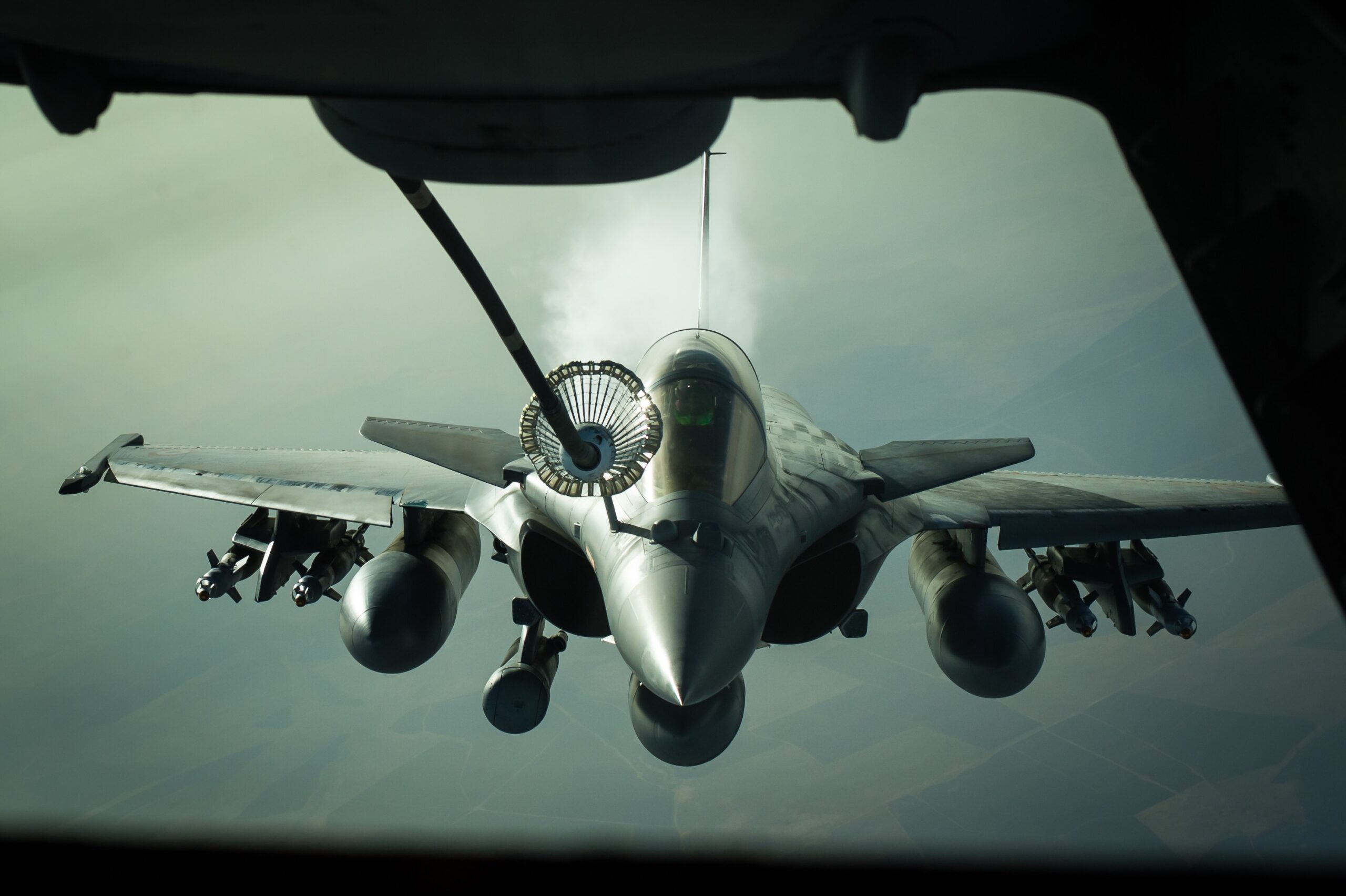 Rafale_receives_fuel_from_a_KC-10.jpg