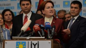 Τουρκία: Πυρά κατά κτιρίου του κόμματος της Ακσενέρ – “δεν θα μας φοβήσετε” λέει η ίδια